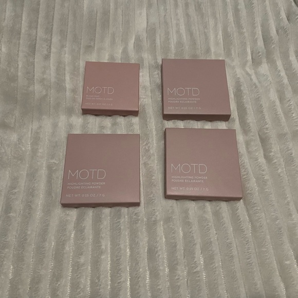 4 piece Makeup bundle New in Box MOTD 1 blush and 3 highlighting powders - Picture 7 of 8